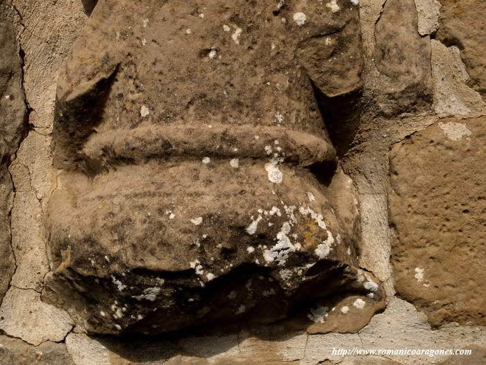 DETALLE DE LA BASA EN LA COLUMNA-ESTATUA